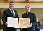 Predsjednik Milanović uručio Povelju Republike Hrvatske Hrvatskome Caritasu u povodu 30. obljetnice djelovanja